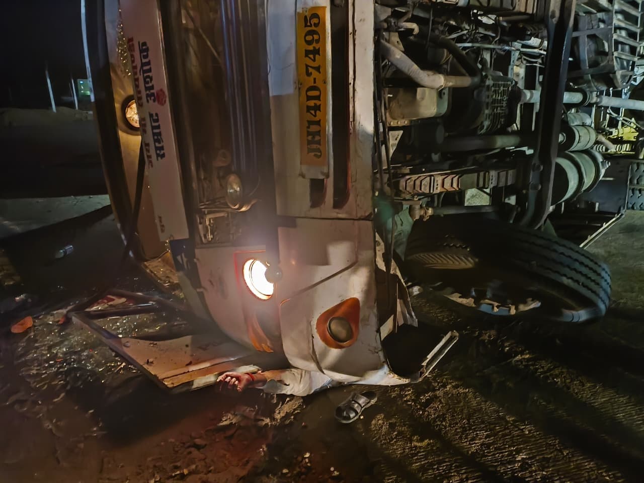 बारातियों को ले जा रही बस पलटी, चालक की मौत, कई घायल