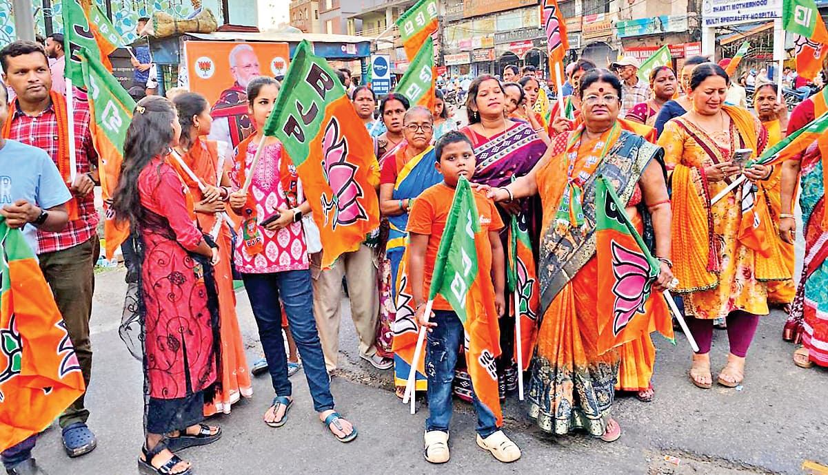 Rourkela News: भाजपा ने जमकर मनाया बंगाल, असम और पुड्डुचेरी में जीत का जश्न, झालमुढ़ी बांटी