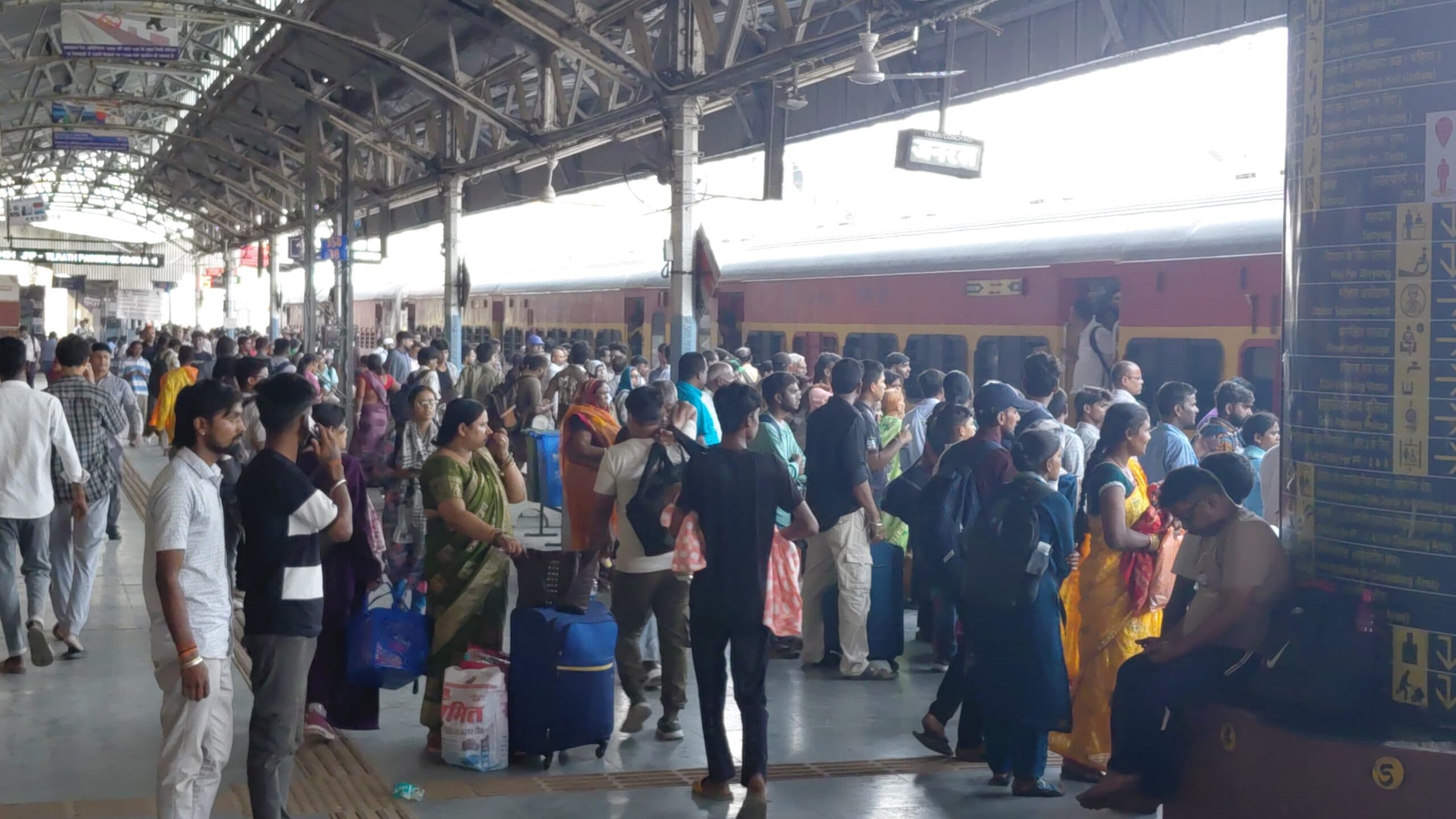 तीन घंटे विलंब से जमालपुर पहुंची ब्रह्मपुत्र मेल व अंग एक्सप्रेस