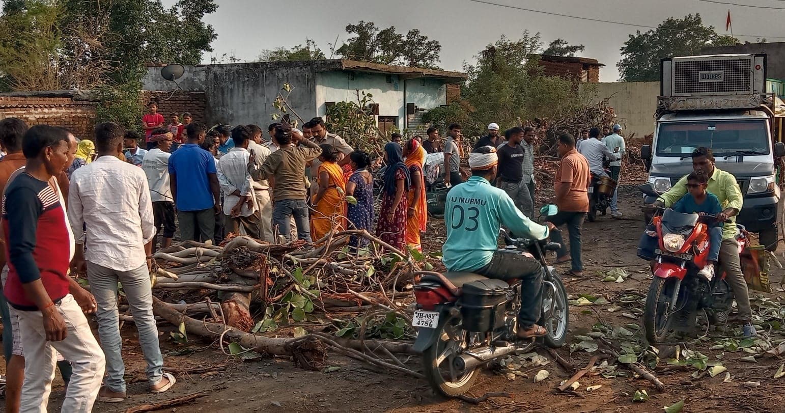 Bokaro News : पेड़ की टहनियां हटाने को लेकर सड़क जाम
