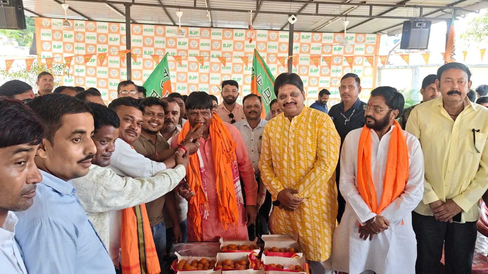 Dhanbad News: विधानसभा चुनावों में भाजपा की जीत पर धनबाद में मना जश्न