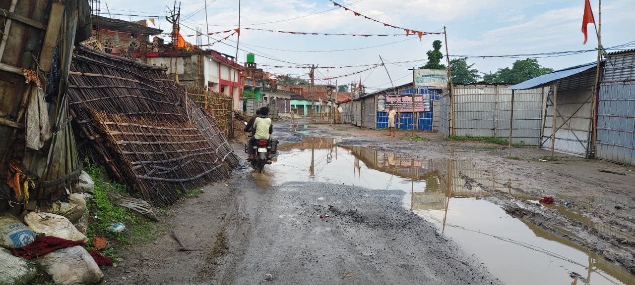 MADHEPURA जर्जर सड़क पर जलजमाव से बढ़ी परेशानी, राहगीर परेशान