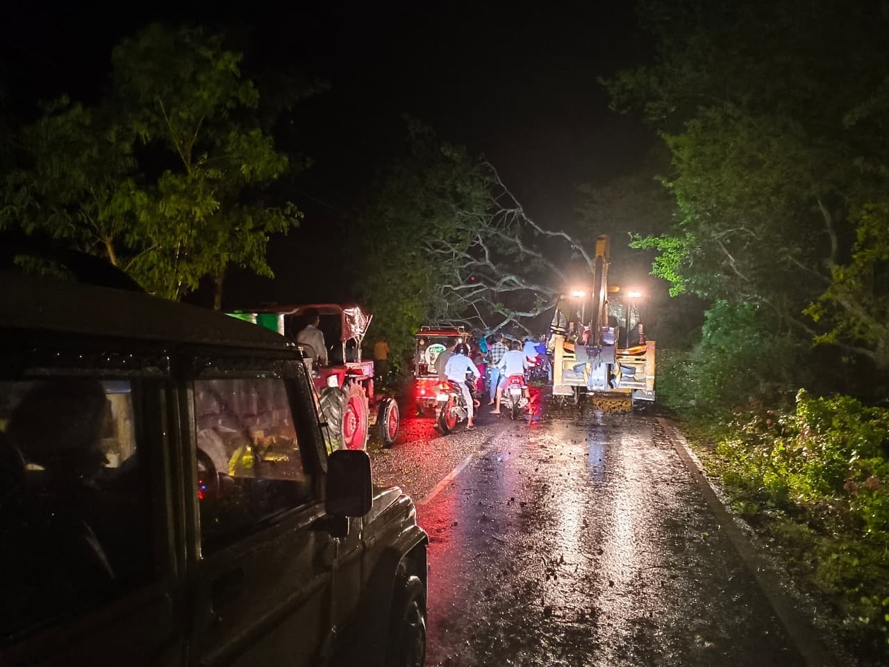SUPAUL तेज आंधी और तूफान के बीच वीरपुर भीमनगर सड़क पर आवागमन हुआ ठप