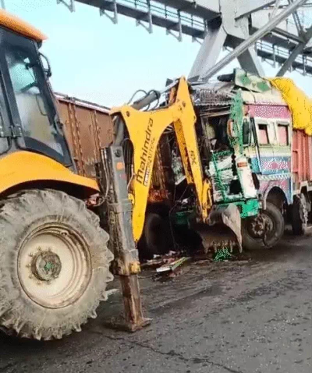 ओवरटेक करने दो ट्रकों में हुई टक्कर, दो चालकों की मौत