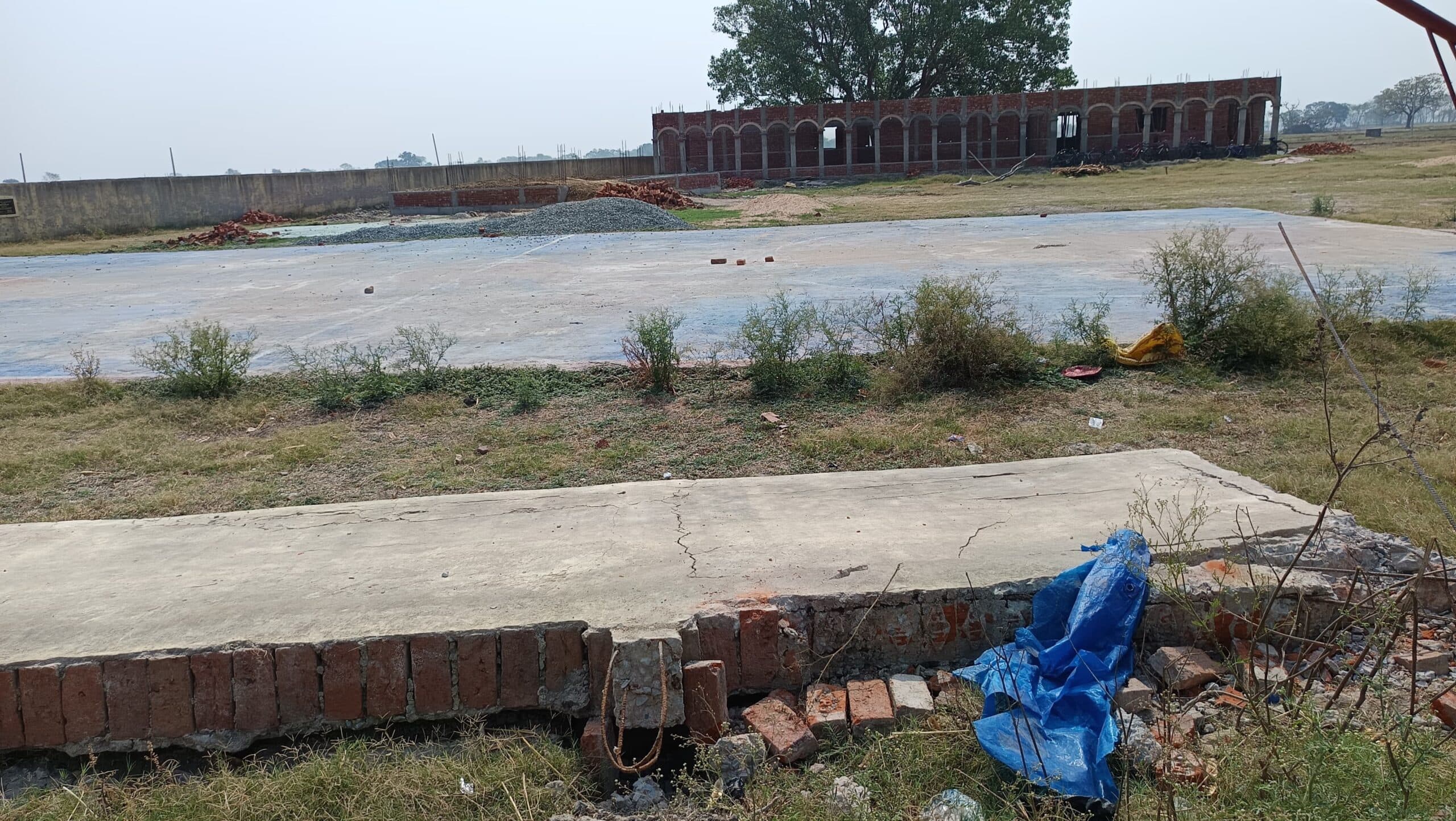 आंधी से गिर गयी स्कूल की चाहरदीवारी, बड़ा हादसा टला