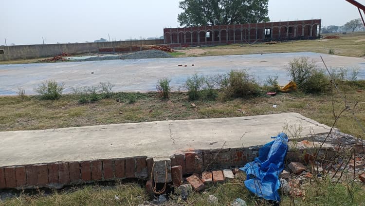 आंधी से गिर गयी स्कूल की चाहरदीवारी, बड़ा हादसा टला