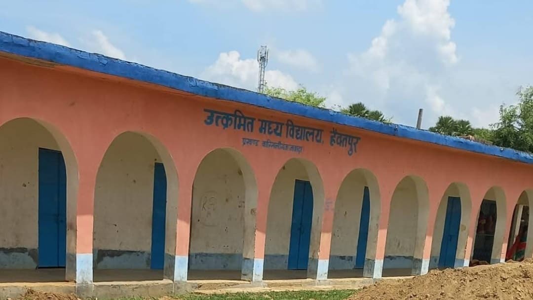 शिक्षा के मंदिर में चोरी, नौ पंखे उखाड़ कर ले गये चोर