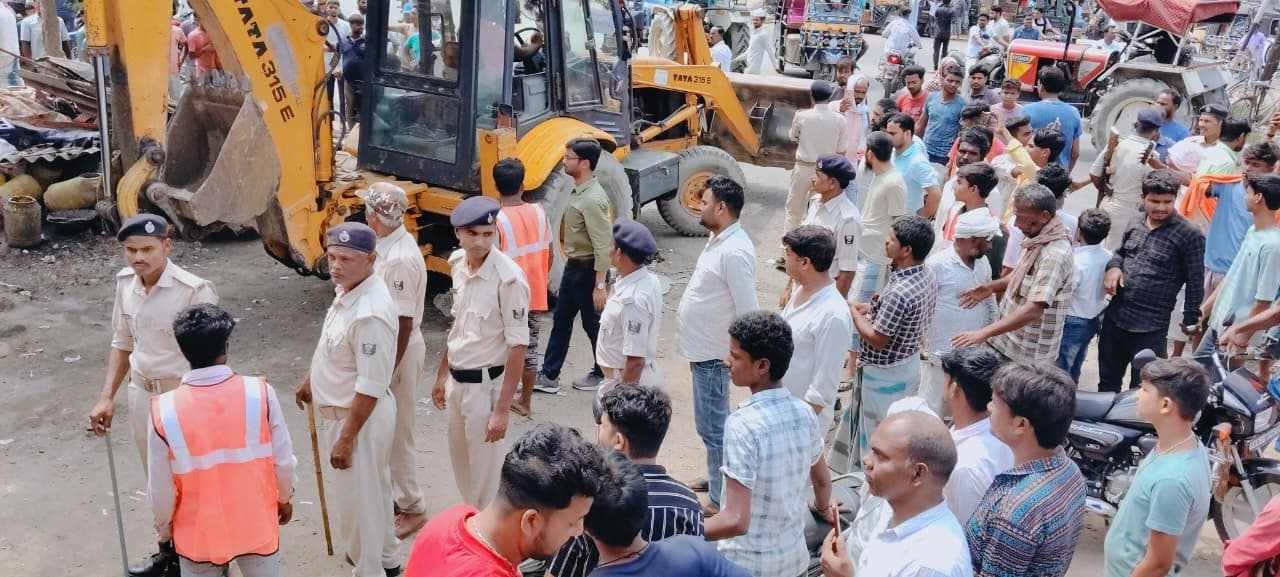 PURNIA डगरूआ बाजार में प्रशासन ने एनएच को कराया अतिक्रमण मुक्त