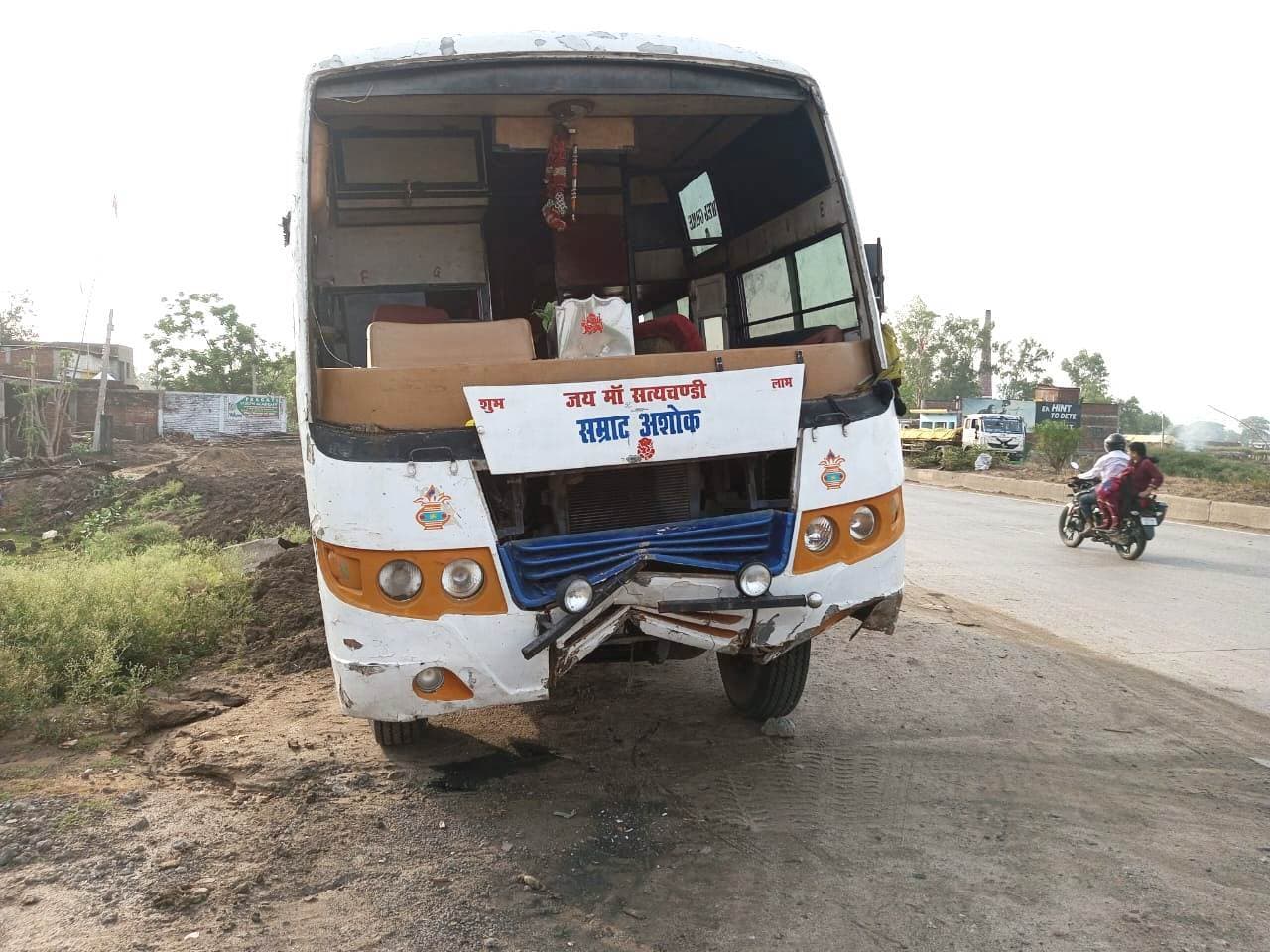 बारातियों से भरी बस को ट्रक ने मारी टक्कर, चालक की मौत