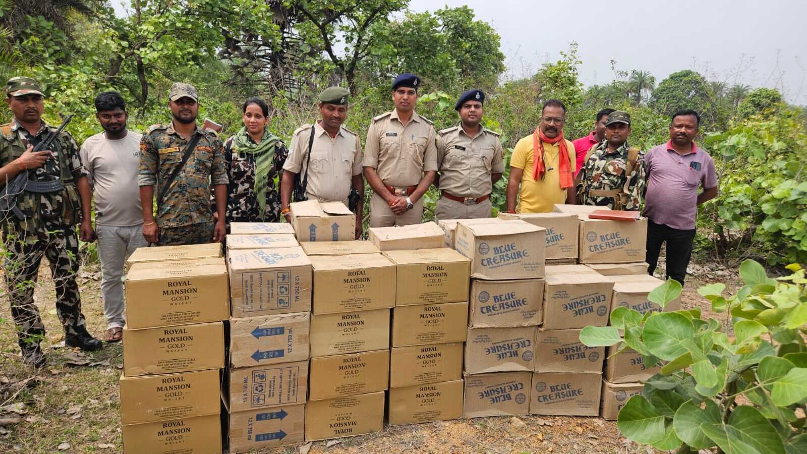 JAMUI जंगल में छिपाकर रखे 79 कार्टन विदेशी शराब बरामद