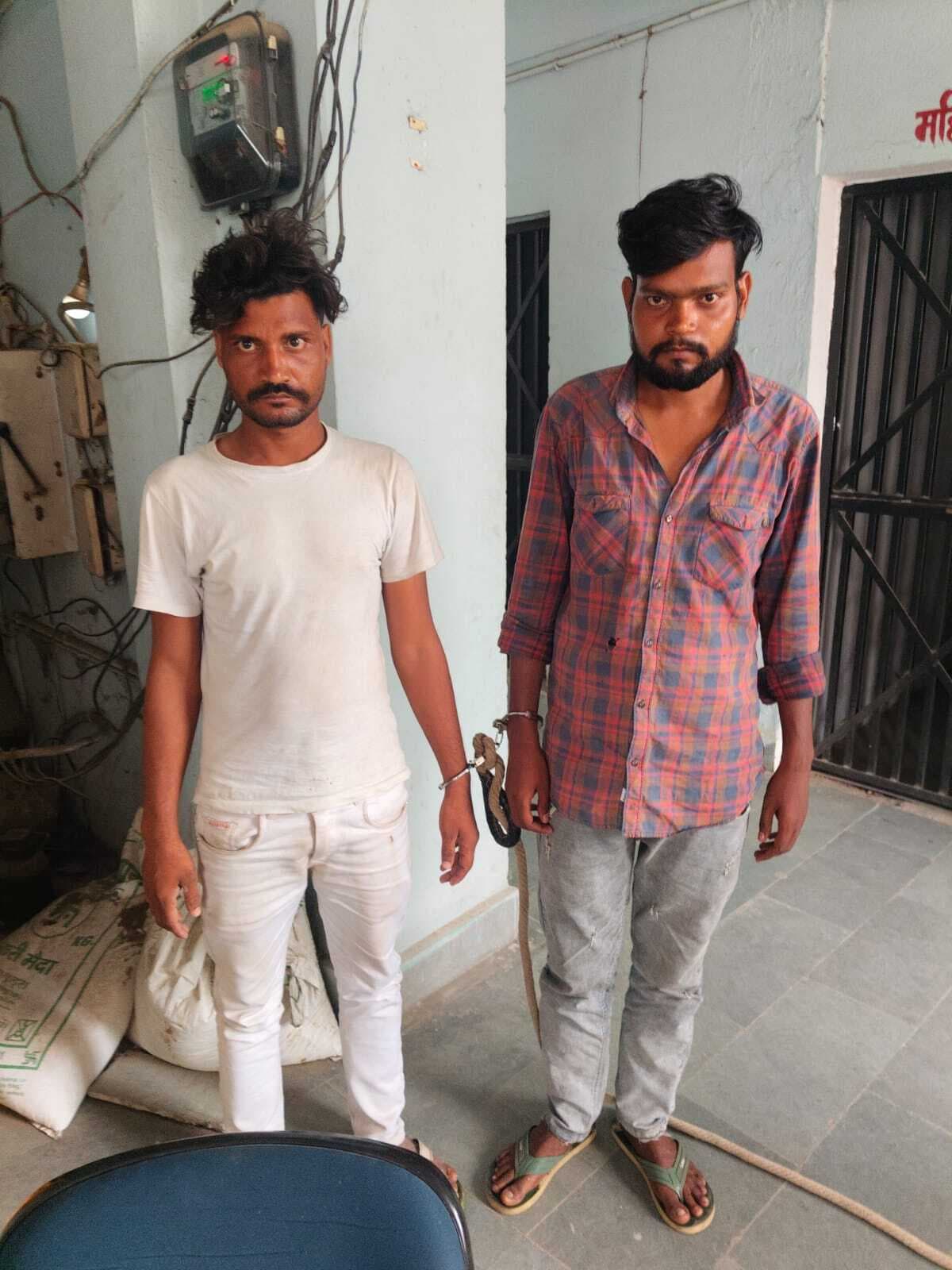 ऑटो व इ-रिक्शा चालकों से अवैध वसूली करते दो गिरफ्तार, प्राथमिकी दर्ज