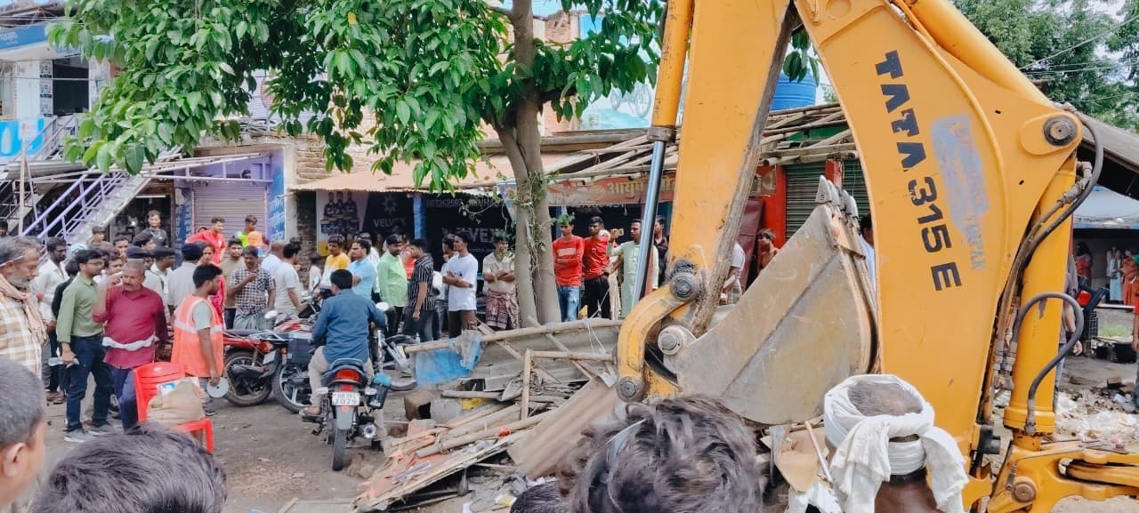 डगरूआ बाजार में एनएच को प्रशासन ने कराया अतिक्रमण मुक्त