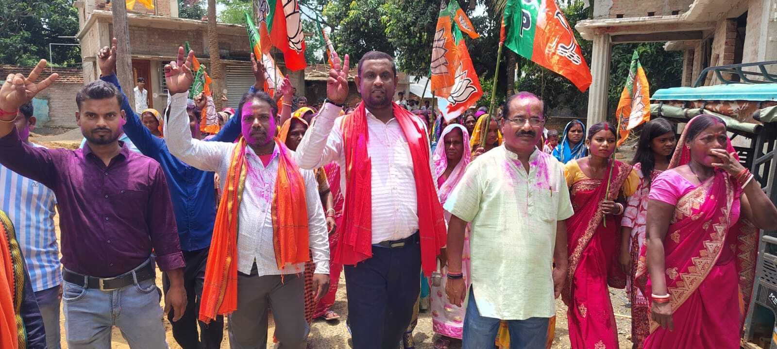 जीत : पश्चिम बंगाल में भाजपा की प्रचंड जीत पर निकाला विजय जुलूस