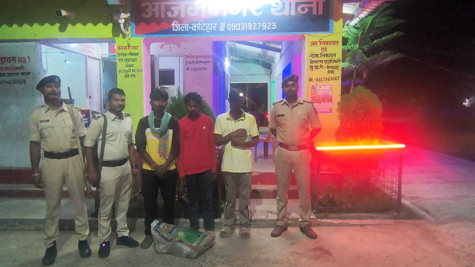 ई रिक्शा से 20 लीटर शराब बरामद, तीन तस्कर गिरफ्तार
