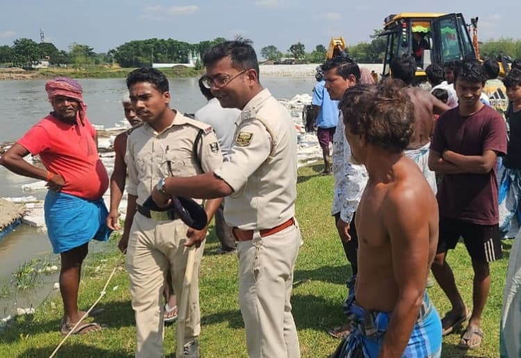 जिले में अवैध खनन के विरुद्ध सख्त कार्रवाई, थर्मोकॉल नावों को किया गया विनष्ट