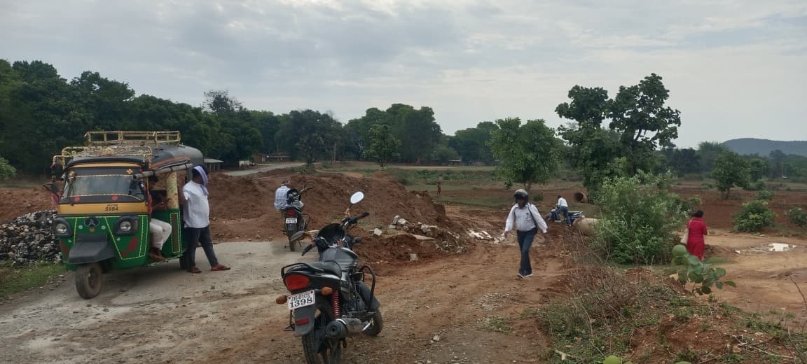 सड़क का निर्माण कार्य धीमी गति से