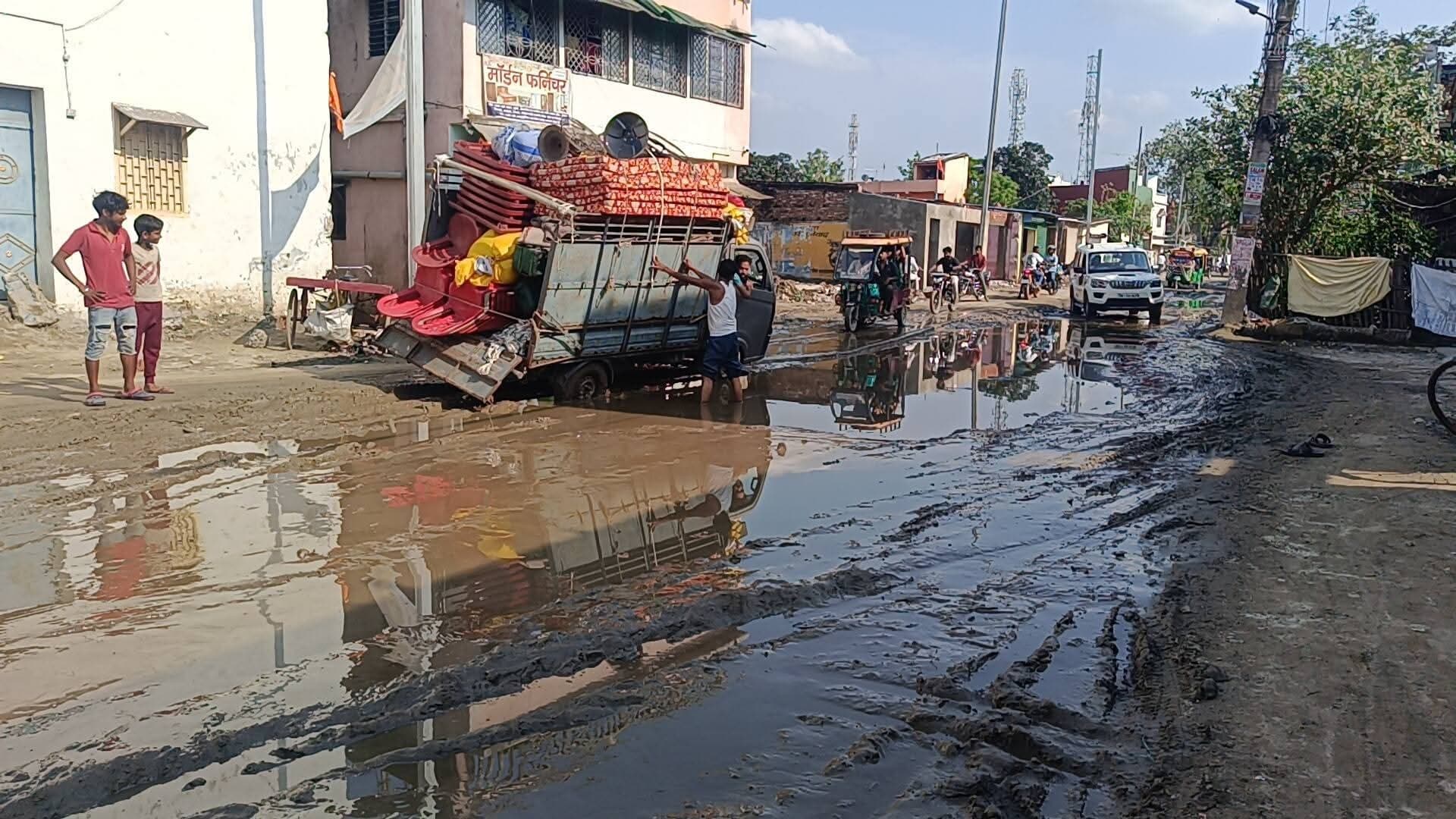 ड्रेनेज निर्माण के बाद सड़क पर जलजमाव से परेशानी
