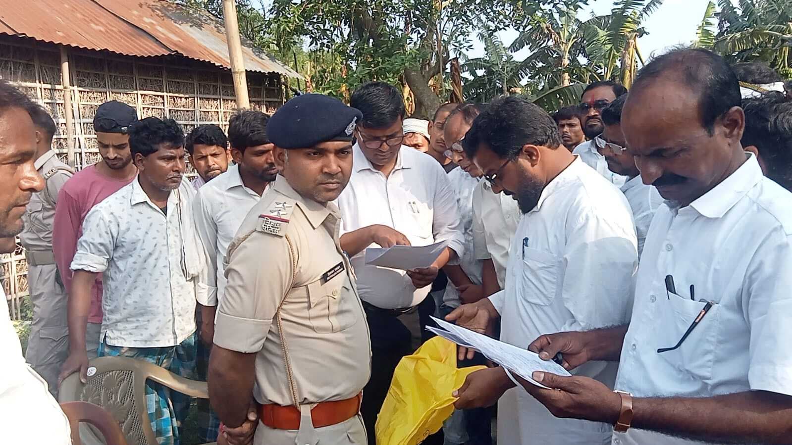 कब्रिस्तान की जीमन का निरीक्षण करने पहुंचे सीओ