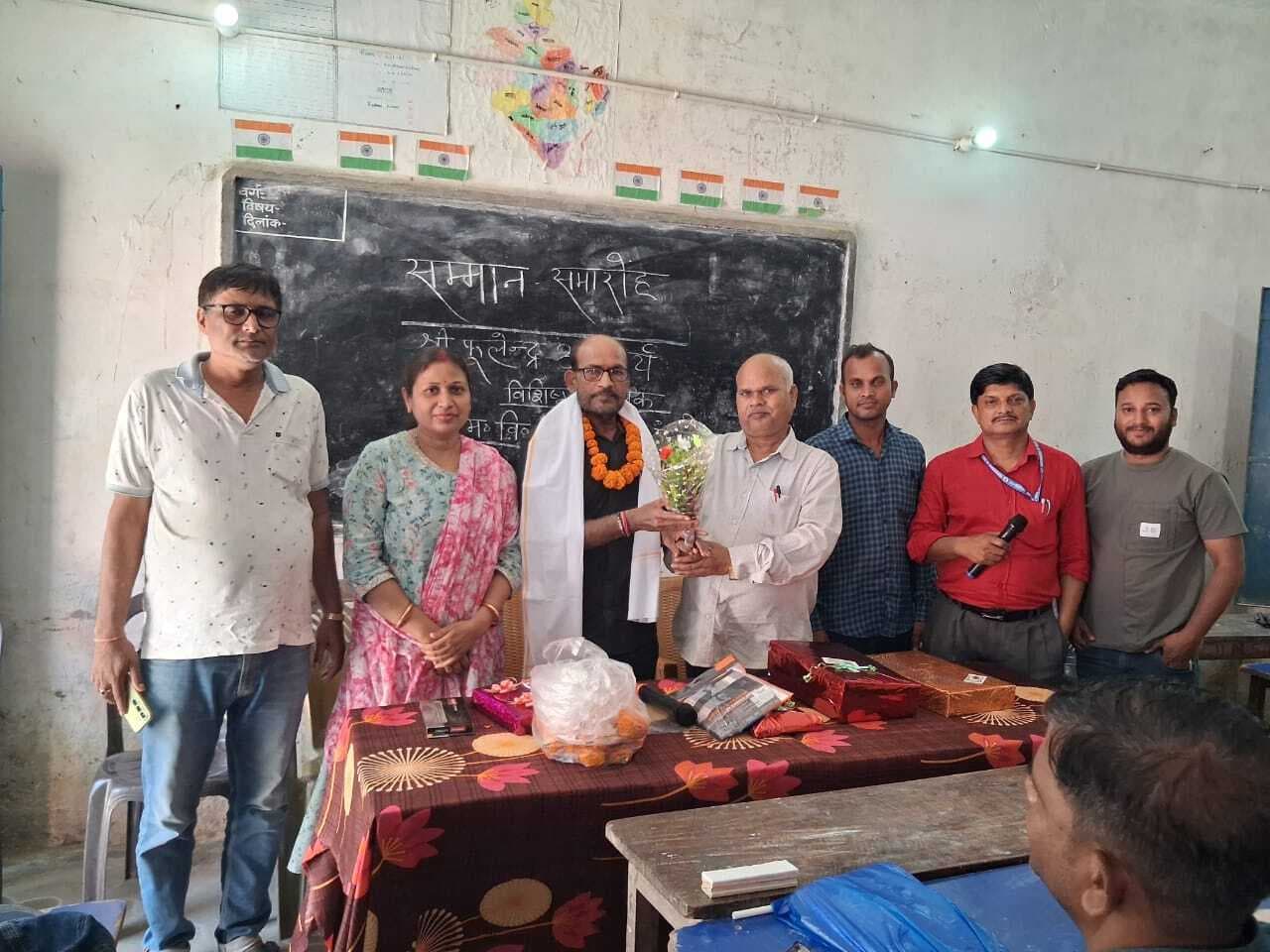 सेवानिवृत्ति पर विद्यालय ने शिक्षक को किया सम्मानित