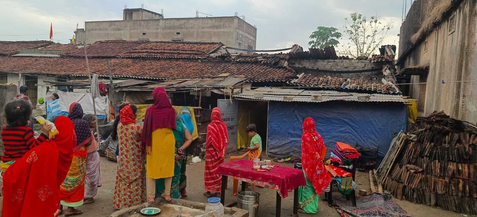 अगलगी में किराये में रह रहे तीन परिवार के सामान राख