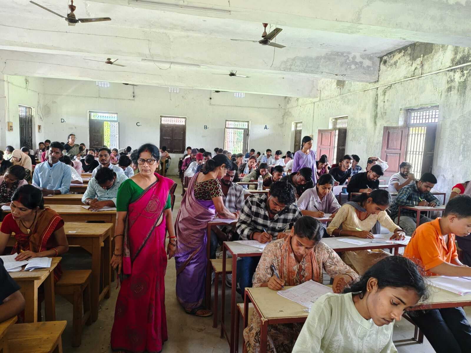 स्नातक तृतीय सेमेस्टर की परीक्षा शांतिपूर्ण माहौल में संपन्न