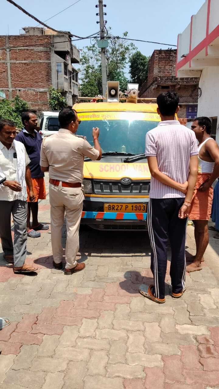 नवादा में स्कूली वाहनों की जांच, नियम उल्लंघन पर लगाया जुर्माना