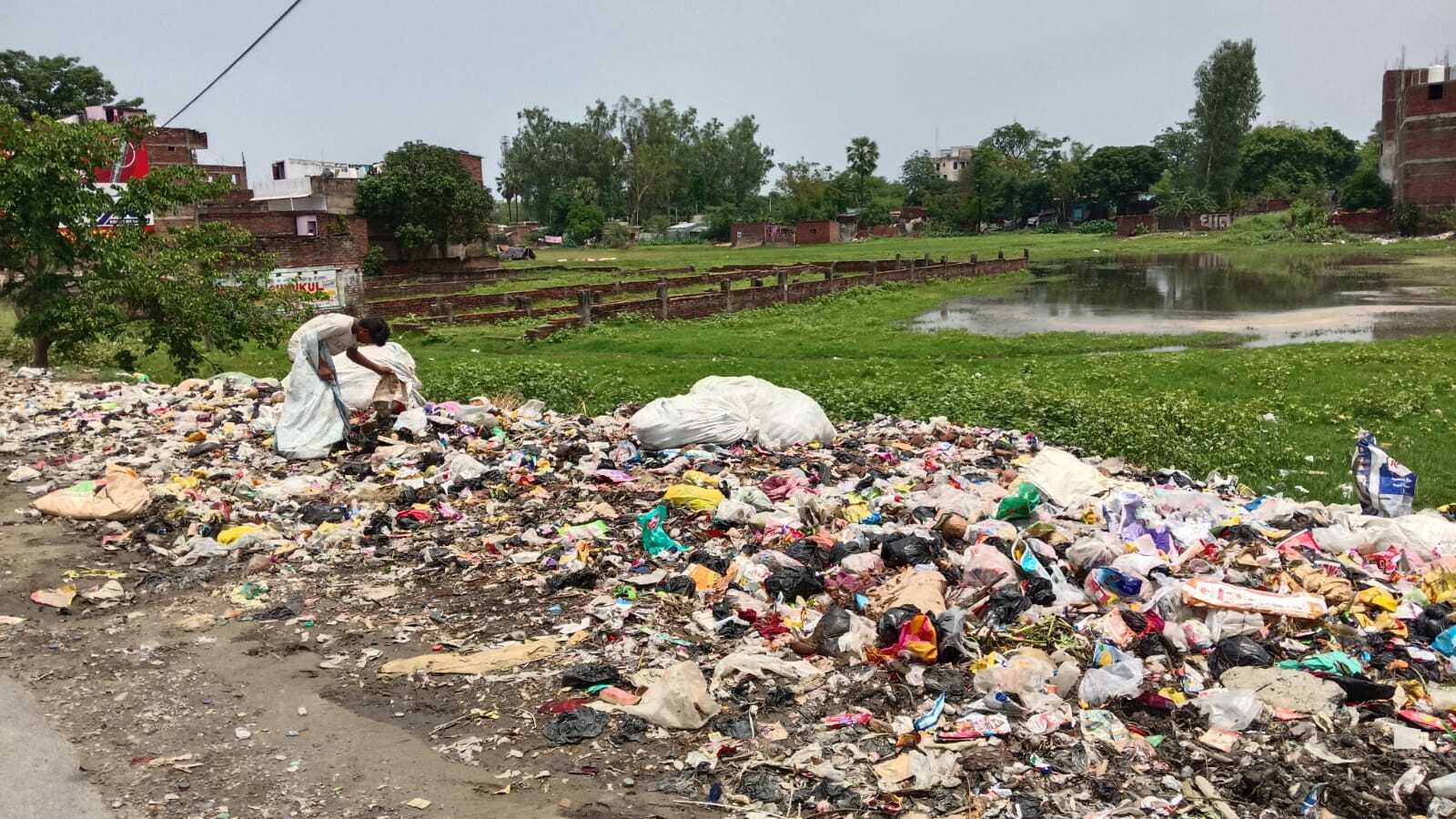 Gopalganj News : थावे दुर्गा मंदिर गोलंबर चौक के पास कचरे के ढेर से श्रद्धालु हुए परेशान