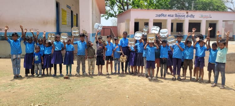 घटिया एमडीएम मिलने पर छात्रों थाली लेकर किया प्रदर्शन, निकाला था कीड़ा