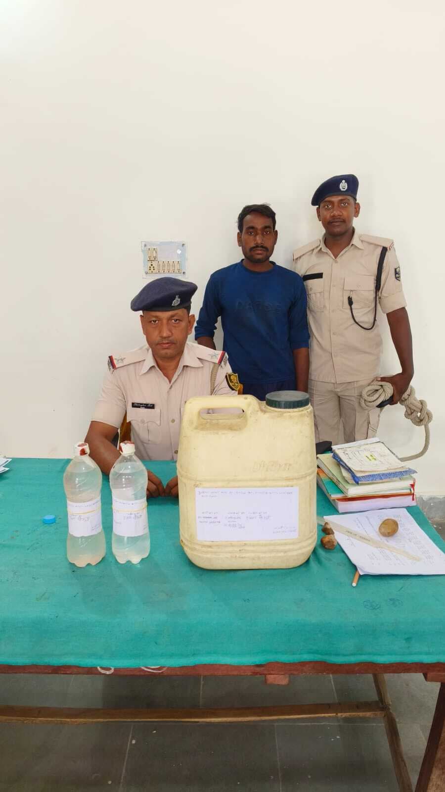 65 लीटर महुआ शराब के साथ दो धंधेबाज धराये