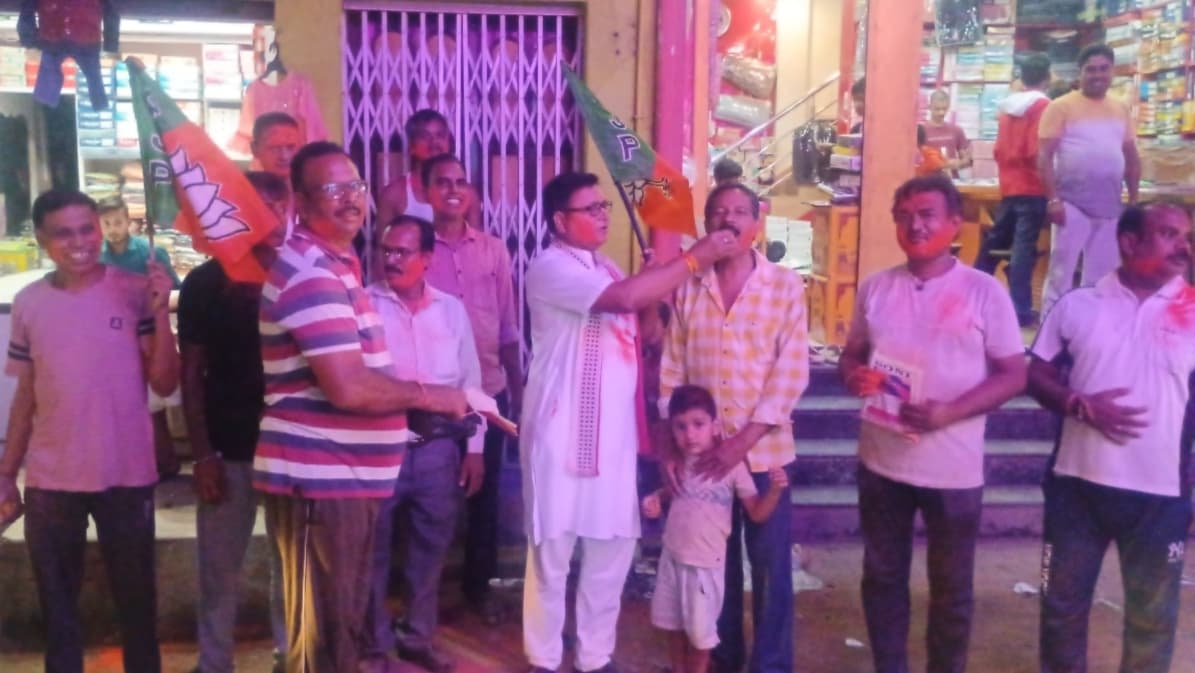 बंगाल, असम व पुडुचेरी में शानदार जीत पर भाजपा कार्यकर्ताओं ने मनाया जश्न, बांटी मिठायी