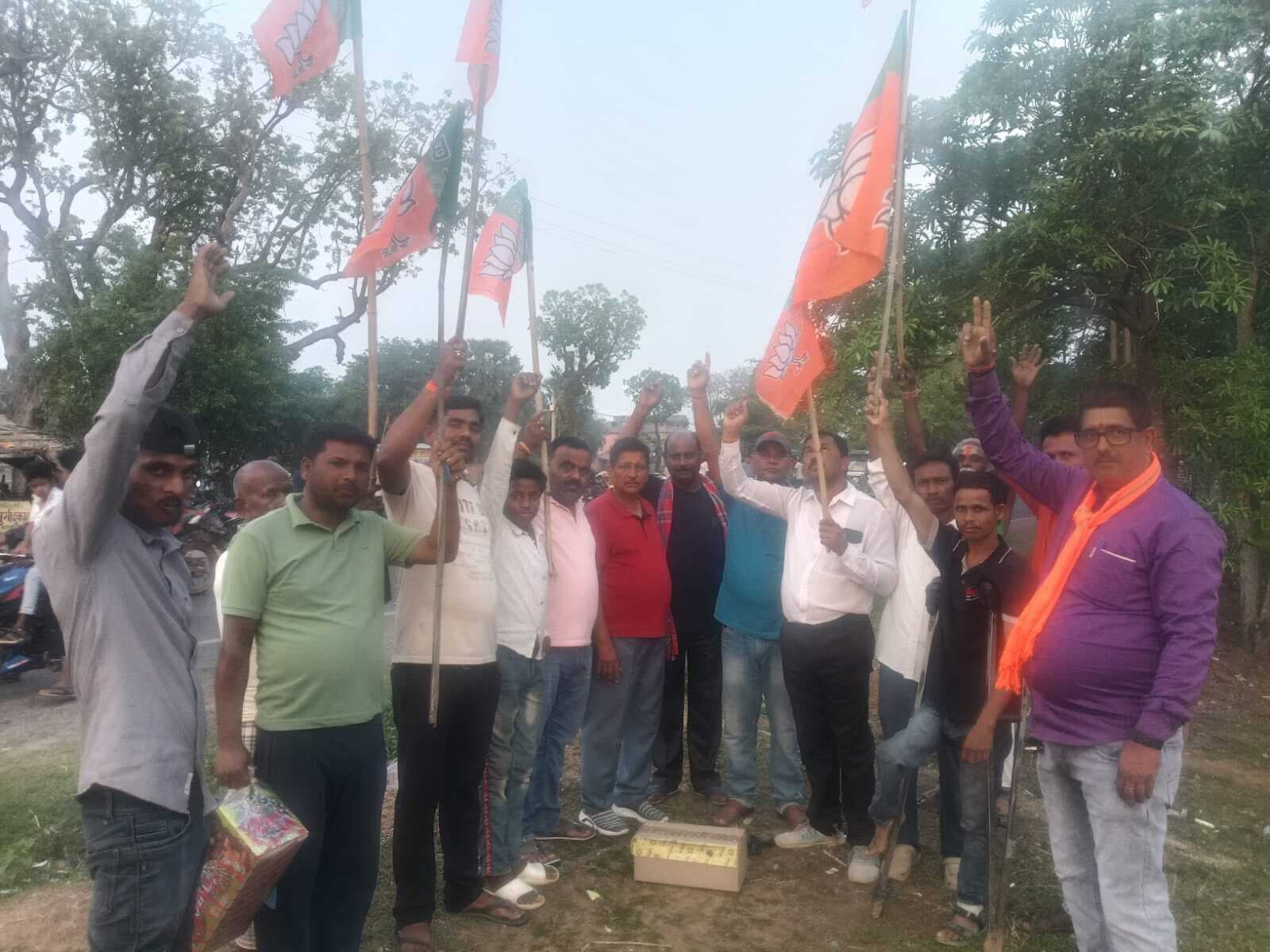 गुलाल, पटाखों और मिठाइयों के साथ मना जीत का जश्न
