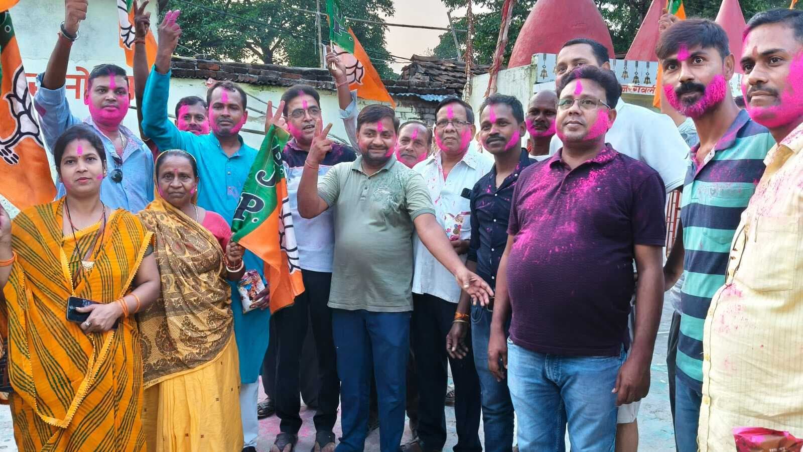 भाजपा की प्रचंड जीत पर कार्यकर्ताओं ने खेला अबीर गुलाल