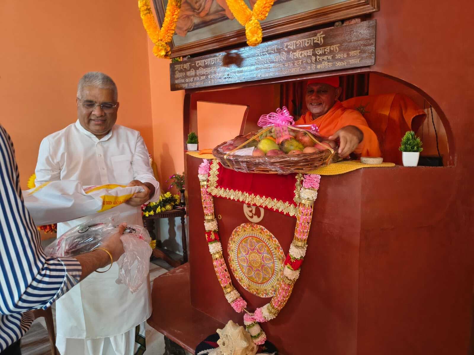 केंद्रीय मंत्री भूपेंद्र यादव व सांसद निशिकांत के साथ पहुंचे कापिल मठ,  स्वामी भाष्कर आरण्य की समाधि का किया दर्शन