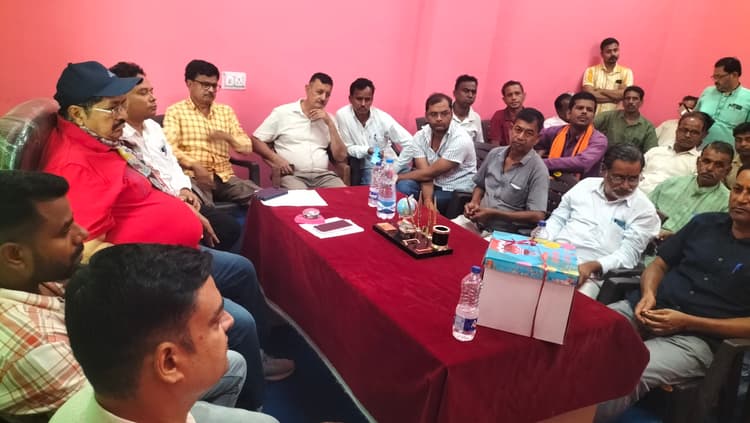 सारठ बाजार के सौंदर्यीकरण को लेकर विधायक की बैठक, कई महत्वपूर्ण निर्णय