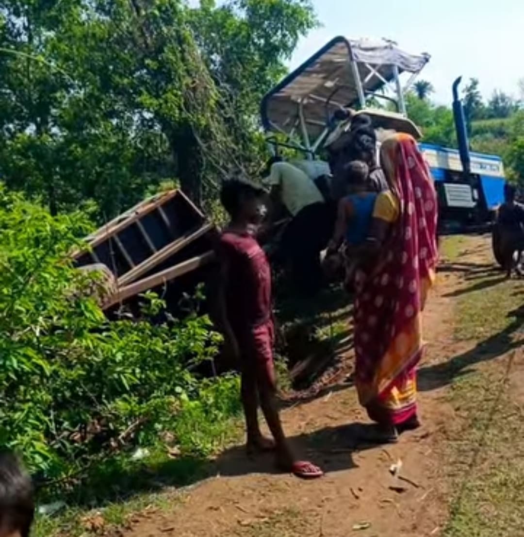 ट्रैक्टर पलटकर हुई दुर्घटनाग्रस्त, बाल-बाल बचे चालक व मजदूर