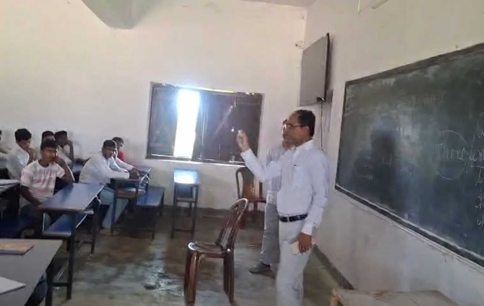 निरीक्षण के दौरान शिक्षक बने डीपीओ, बच्चों को पढ़ाया अंग्रेजी पाठ