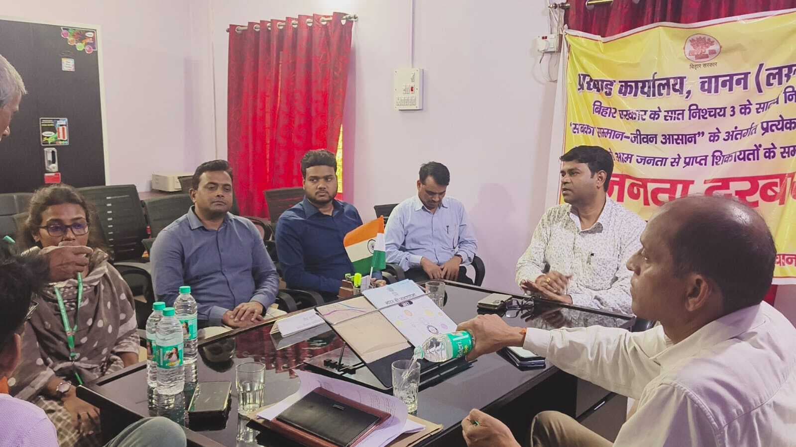 चानन प्रखंड कार्यालय का डीएम ने किया निरीक्षण