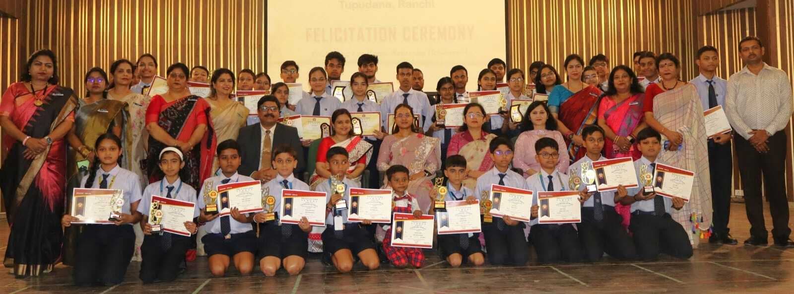 कृषि मंत्री ने मेधावी छात्रों को किया सम्मानित