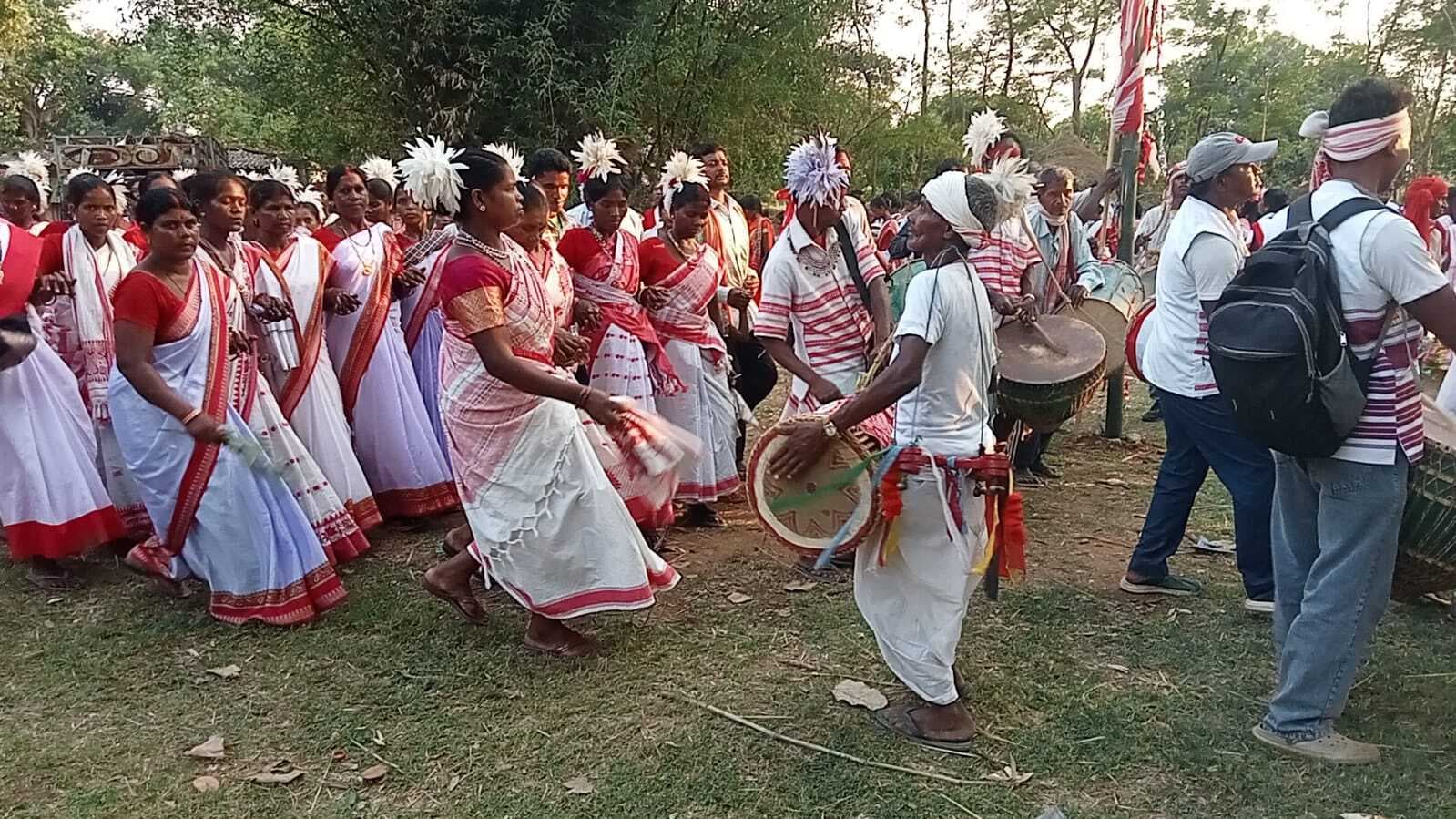 जेठ जतरा में उमड़े खोड़हा दल व ग्रामीण