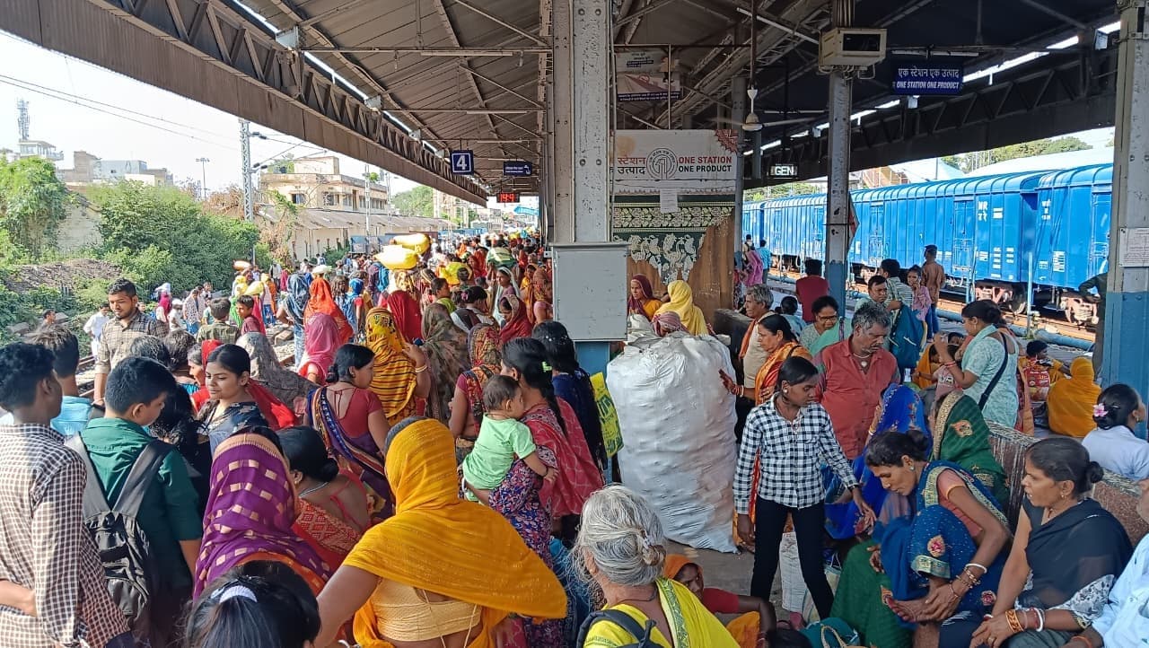 जमालपुर में रेलयात्रियों का बढ़ा दबाव