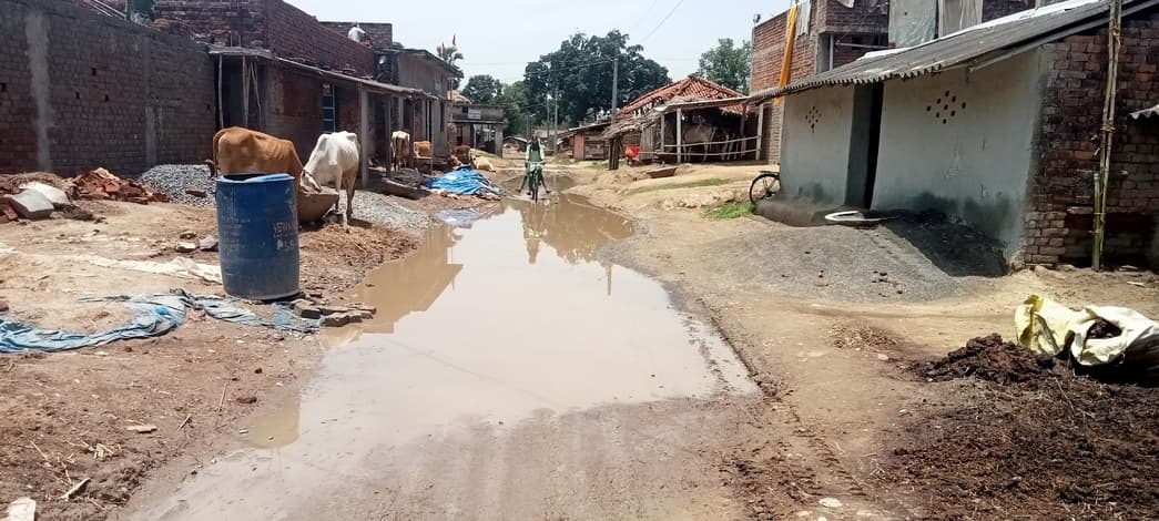 15 साल पुरानी सड़क जर्जर, बारिश में जलजमाव और कीचड़