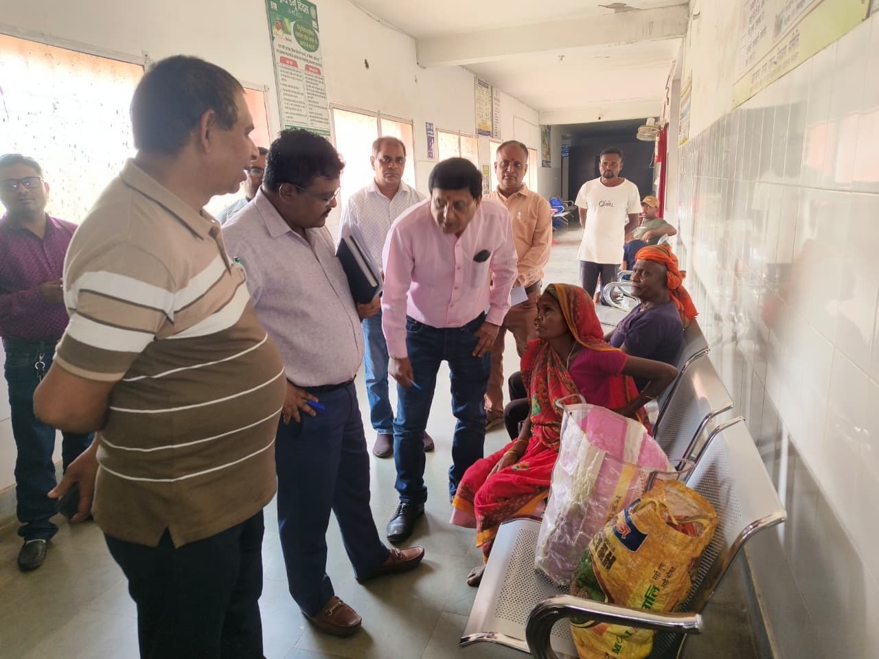 मधुपुर अनुमंडलीय अस्पताल का औचक निरीक्षण, स्वास्थ्य सेवाओं की गुणवत्ता पर कसा शिकंजा