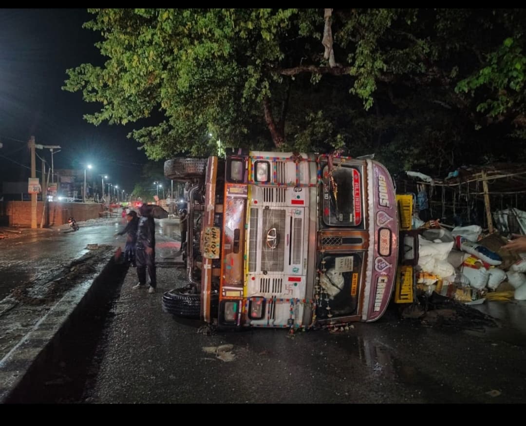 GIridih News :जमुआ चौक पर डिवाइडर से टकरा ट्रक पलटा