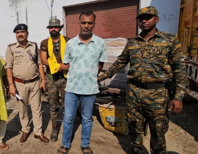 KATIHAR : 1500 पीस प्रतिबंधित कोडिन कफ सिरप के साथ तस्कर गिरफ्तार