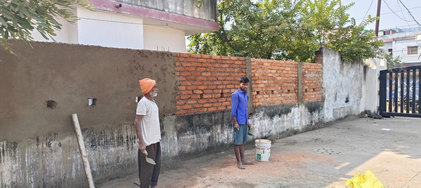 घटिया सामग्री से बन रही मगध मेडिकल अस्पताल की चहारदीवारी
