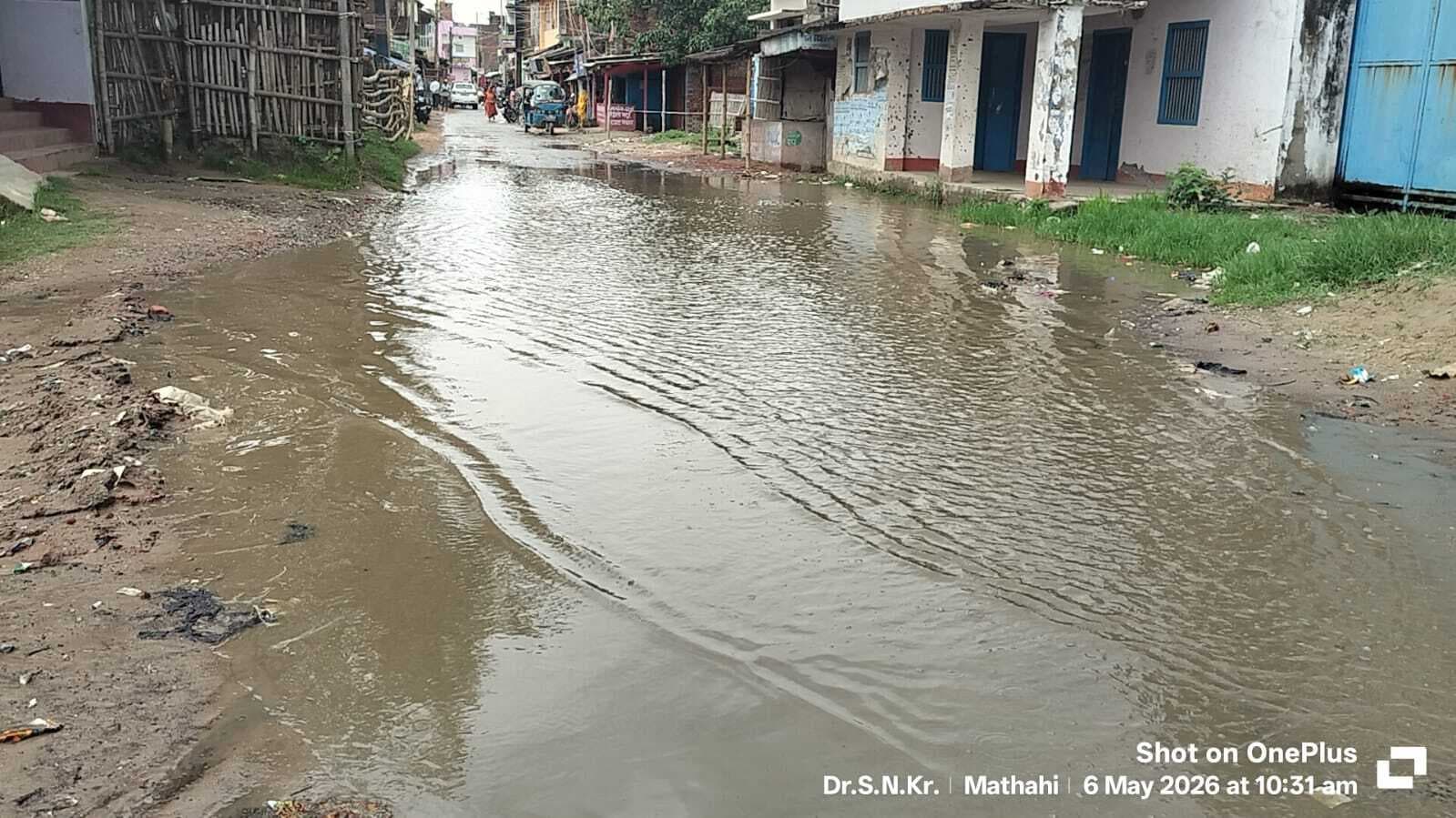 MADHEPURA : हल्की बारिश में ही डूब जाती है टेकती सड़क