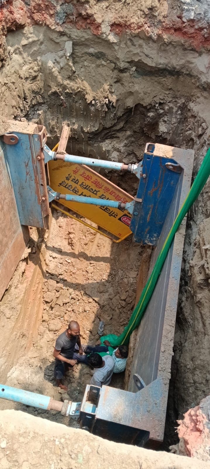 अटल पथ सर्विस लेन में 15 फुट गड्ढे में गिरा राहगीर