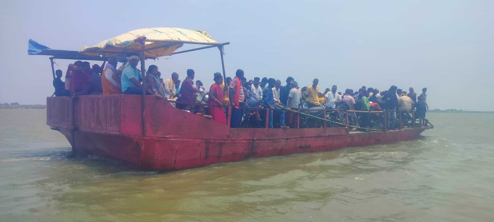 BHAGALPUR : ओवरलोड नाव दोबारा फंसी, एसडीआरएफ ने सुरक्षित निकाला, टला बड़ा हादसा