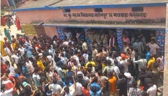 स्कूल में लोहे की खिड़की गिरने से छात्र की मौत, हंगामा व सड़क जाम