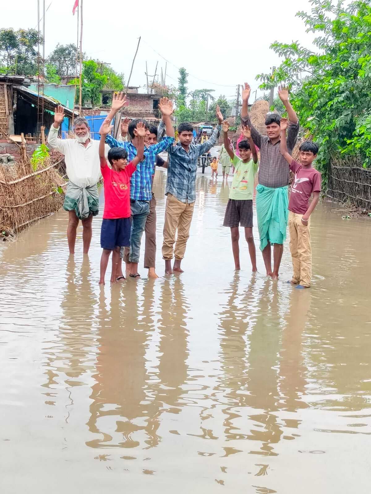 ARARIA सड़क पर जलजमाव, लोगों को हो रही परेशानी